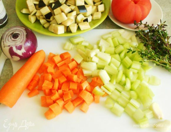 Очистить и вымыть морковь и стебли сельдерея, нарезать кубиками.