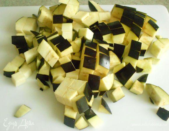 Баклажан помыть и тоже нарезать.