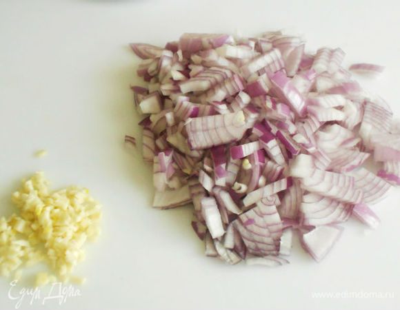 Лук и чеснок очистить и мелко нарезать. Гранаты разрезать пополам и вынуть зерна.