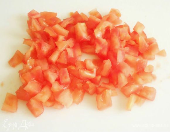 Помидоры ненадолго опустить в кипяток, потом обдать холодной водой, снять кожицу, удалить семена и нарезать кубиками.