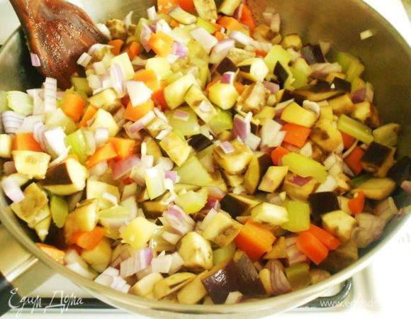 Все овощи, кроме помидоров и зерен граната, потушить на сковороде с маслом, приправив солью, перцем и листьями тимьяна.