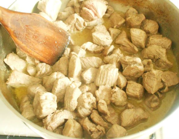 Филе баранины поджарить в сотейнике до румяной корочки, посолить и поперчить. Потом добавить муку, перемешать и залить белым вином, довести до кипения.