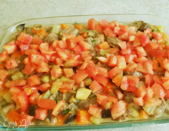 Переложить мясо в огнеупорное блюдо, добавить тушеные овощи и помидоры и томить в духовке при низкой температуре (150°C) около 2 часов. При необходимости добавить еще вина. Когда мясо будет готово, добавить в него зерна граната.