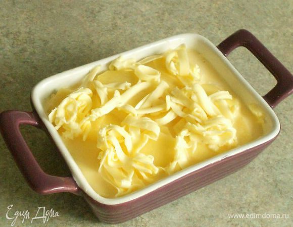 Залить взбитыми со сливками яйцами и посыпать тертым маслом. Я взяла не одну большую форму, а маленькие порционные, поэтому не пришлось потом нарезать гарнир.
