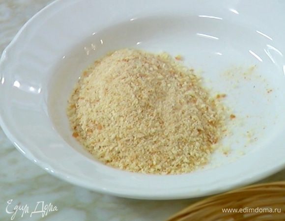 Хлеб измельчить в блендере в мелкую крошку.