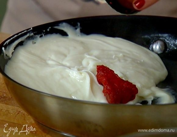 Приготовить соус: в сковороде растопить сливочное масло, добавить муку и, непрерывно перемешивая, обжаривать на медленном огне 3–5 минут. Влить молоко и, продолжая вымешивать, готовить еще 5 минут. Снять соус с огня, добавить томатную пасту и перемешать (соус должен получиться довольно густым).