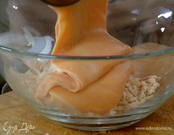 К куриному мясу добавить соус бешамель, все посолить, поперчить и перемешать.