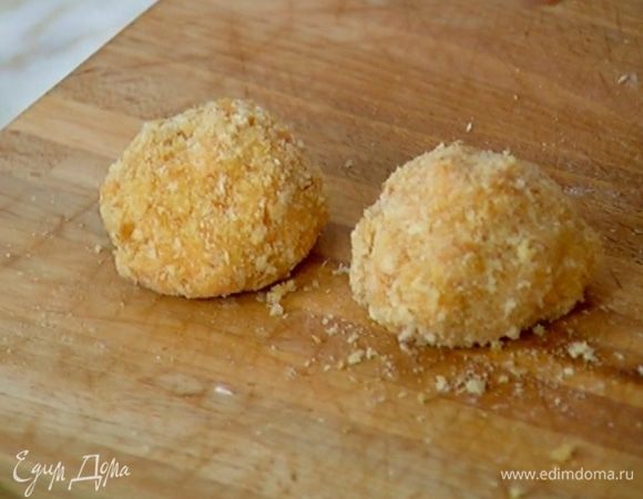 Сформировать из куриной массы шарики, обвалять их в хлебных крошках, затем обмакнуть в яйцо и еще раз обвалять в сухарях.