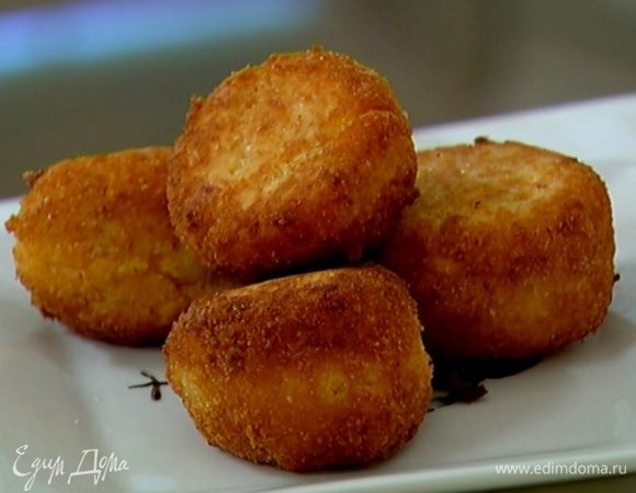 Разогреть в сотейнике оливковое масло и обжарить в нем крокеты до золотистой корочки, затем выложить на бумажное полотенце, чтобы удалить излишки жира.