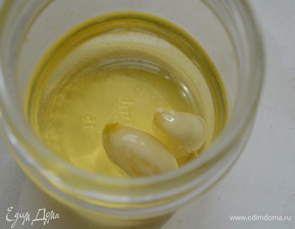 первым делом с вечера делаем масло: в баночку наливаем 50 мл оливкового масла и кладем в него чеснок. закрываем и настаиваем всю ночь 