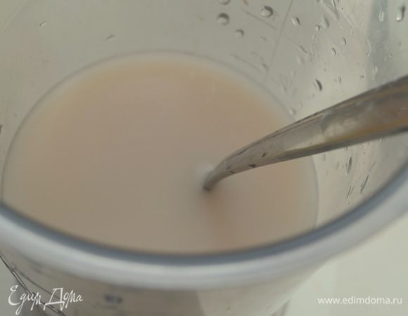 дрожжи развести в теплой воде (пальцу в ней должно быть комфортно. а не горячо) 