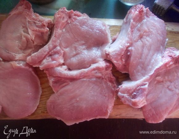 Для начала порежем мясо на вот такие блинчики.