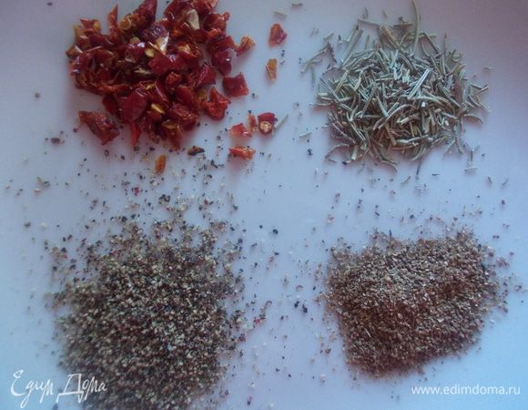 Приготовим специи, я брала не сильно много, но у каждого свой вкус. Высыпать их в ступку, добавить соль, масло и хорошенько потереть.