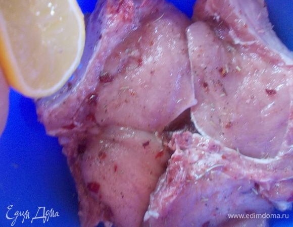 Хорошо втереть специи с солью и маслом. Затем выдавить сок лимона. Оставить мариноваться на час. Если у вас есть время и вы готовите мясо к завтрашнему дню, вместо сока лимона, можно добавить стакан газированной воды и оставить на ночь.