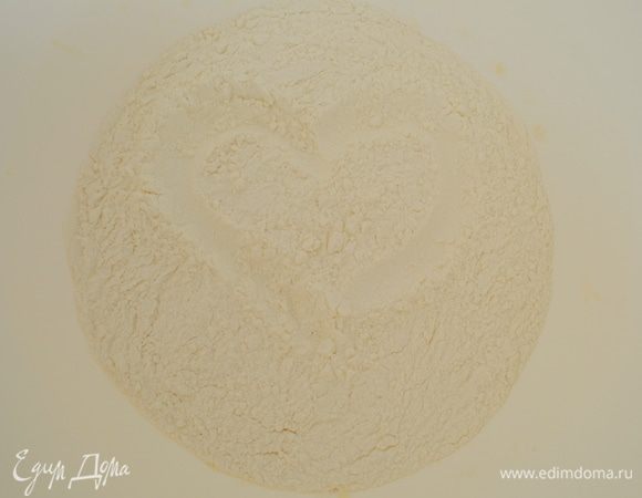 в большую миску просеять муку, добавить соль (1 ч ложка без горки)