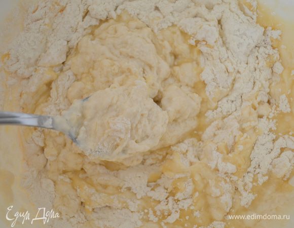 в муку влить воду с дрожжами и 50 мл масла перемешать 