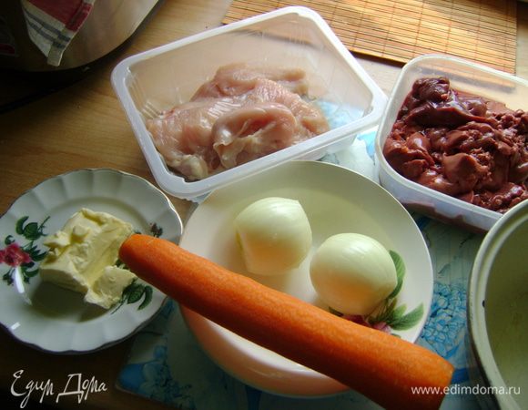 Подготовленные печень, грудку, морковь, лук режем на небольшие кусочки.
