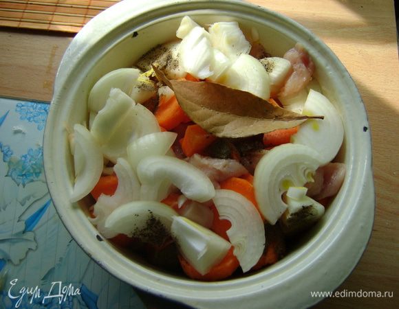 Складываем в кастрюльку, солим, перчим,добавляем сливочное масло и тушим 30-40 мин.