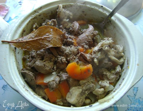 Этого количества масла хватает, овощи и мясо пускают свой сок и все прекрасно тушится на небольшом огне. 