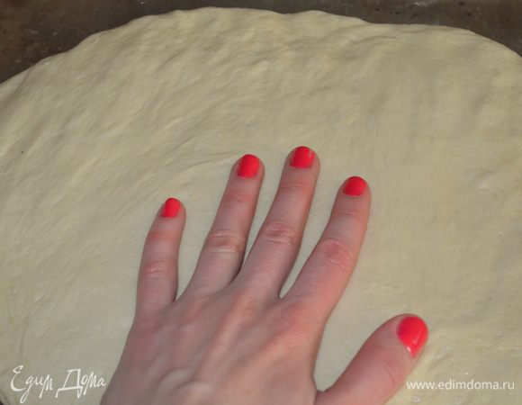 перенести на противень, застеленный бумагой и распределитель руками в лепешку 