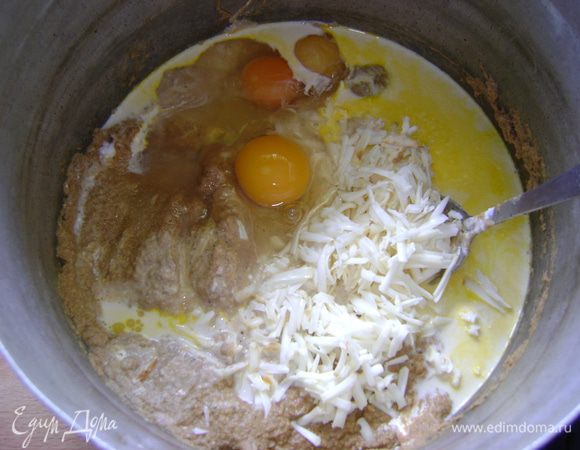 Добавляем тертый сыр, снова взбиваем блендером 