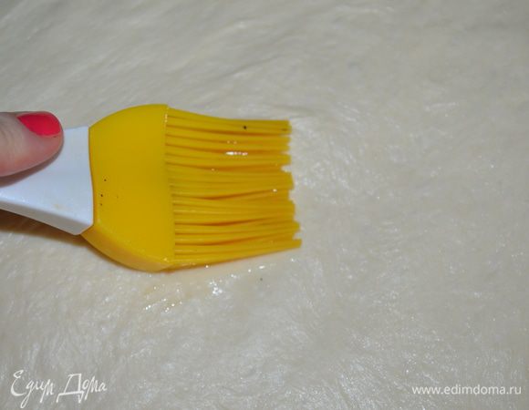 смазываем этой водой тесто