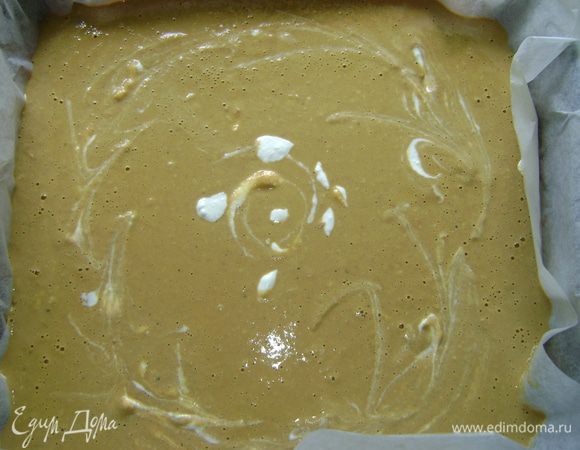 Теперь весь наш паштет выливаем в форму и ставим запекаться в духовку   ( t 180-200 градусов) на 35 минут, не меньше.
Сверху нарисовала сметанкой узорчик.