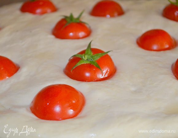 вставляем половинки помидорок в эти отверстия и еще раз смазываем маслом.