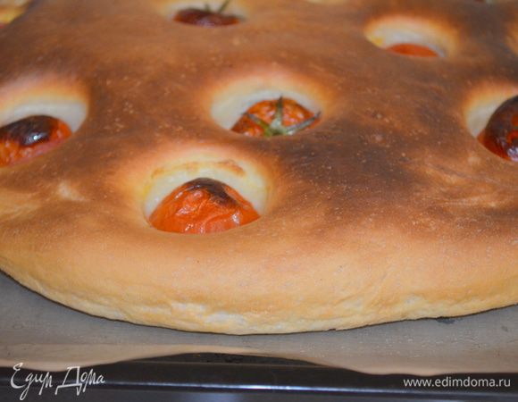 выпекаем 30 минут при 220 градусах.  Такой хлеб идеален к мясу, шашлыкам и поэтому он просто незаменим на загородном пикнике! 