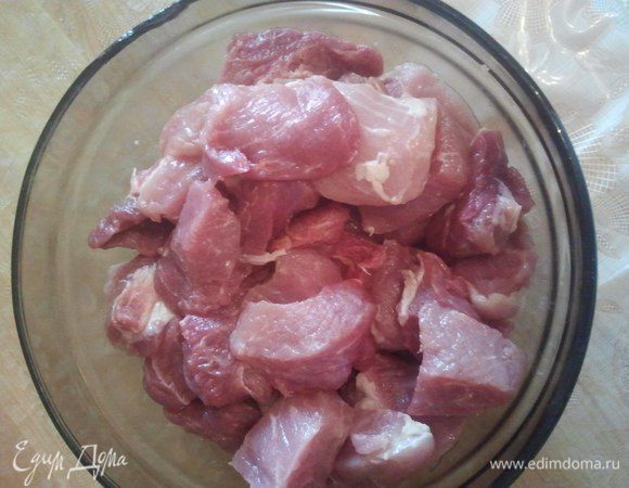 Мясо нарежьте довольно крупными кусочками (примерно 2 см). Разогрейте сковороду с оливковым маслом. Каждый кусочек просушите бумажным полотенцем — так мясо не будет давать лишний сок и получится красивая золотистая корочка. Обжарьте кусочки до золотистой корочки со всех сторон.