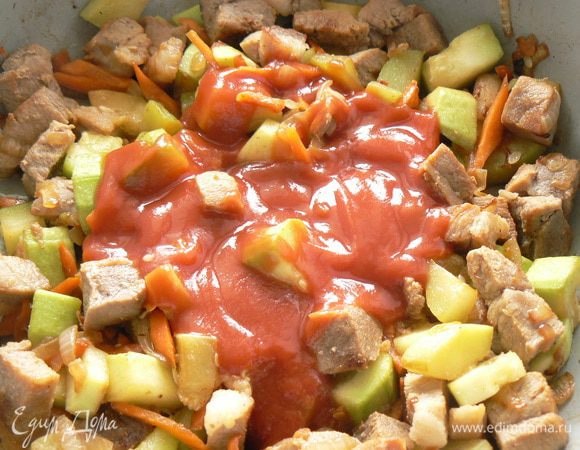 Добавляем протертые помидоры к мясу. Солим, перчим. 