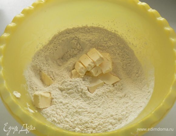 Делаем тесто:
Просеиваем муку, добавляем разрыхлитель, соль, размягченное сливочное масло,порезанное кубиками