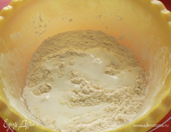 Вымешиваем крошку. Вливаем кефир 