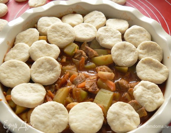 Выкладываем наше мясо в жаропрочную посуду,Сверху всего этого раскладываем  лепешки.