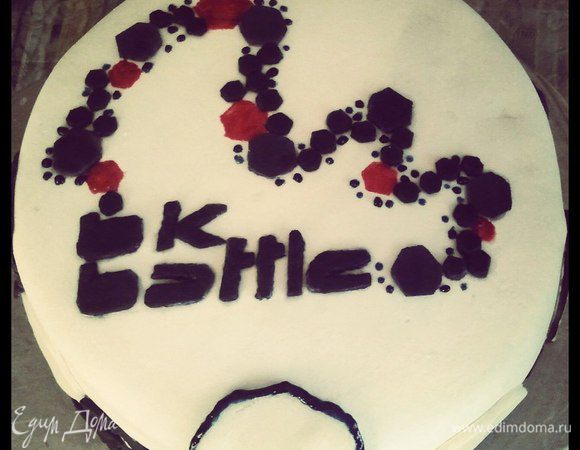 Дальше по плану крем-мусс:

4 ложки крахмала смешиваем с сахаром, добавляем 2 яйца, растираем до гладкой массы, без комочков. 


Молоко доводим до кипения, снимаем с огня и тонкой струйкой вводим яичную смесь, постоянно помешивая. Дальше ставим кастрюльку на маленький огонь и делаю все, чтобы смесь не пригорала - вожу деревянной лопаткой по стенкам и дну, периодически начиная шаманить. Смесь должна дойти до кипения (но не кипятить) без комочков.


Когда почти все загустело, но еще не разошлось на комочки, снимаем крем с огня и начинаем быстро-быстро взбивать венчиком. В итоге должна получиться красивая тягучая смесь.


Дальше взбиваем сливки до крепкой пены (можно добавить сахарную пудру, если ваш торт не будет украшен мастикой). Откладываем в холодильник.


Остывший крем для мусса взобьем хорошо миксером. В это же время замачиваем желатин в ледяном апельсиновом соке. Как только он полностью разбух, подогреваем его до полного растворения и тоненькой струйкой введем в крем, продолжая взбивать.


В несколько приемов аккуратно введем взбитые сливки к крему (только не взбивайте миксером, лучше делать это ложкой). Мусс готов.
