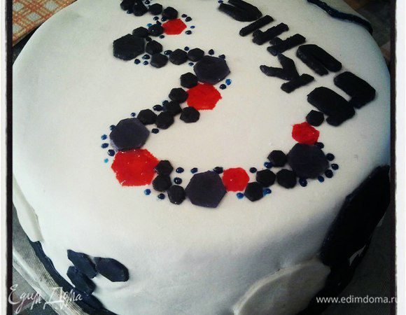 Крем-глазурь:

Тут все довольно просто. Молоко размешиваем с мукой чтобы не было комочков. Добавляем сахар и ставим на небольшой огонь. Увариваем до загустения.


Смесь снимаем с огня и добавляем белый шоколад (у меня был пористый). Перемешиваем до однородности и охлаждаем.


Дальше миксером добела взбиваем масло. Оно должно быть мягким, но не растекаться. Добавляем тут же ванильный сахар или ванилин. 


А дальше сложнее - масло и молочно-шоколадная смесь должны быть приблизительно одной температуры, иначе все будет расслаиваться и комковаться. Если все-таки крем чуть свернулся при соединении масла и смеси, можно чуть-чуть подогреть все в микроволновке (или на водяной бане), хорошенько охладить и заново взбить все.


Торт обмазываем кремом и ставим в холодильник в идеале на ночь.


Украшать дальше можно как душе угодно, можно оставить так - белая глазурь выглядит очень аппетитно.
Вкус и аромат непередаваемые. Приятного аппетита!