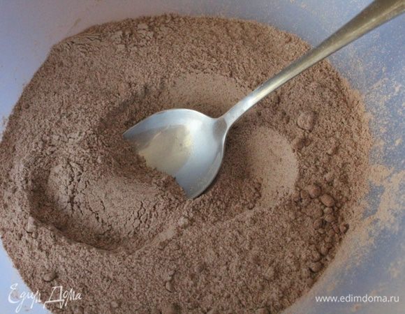 Смешать муку, какао-порошок и разрыхлитель... Яйца разделить на белки и желтки.