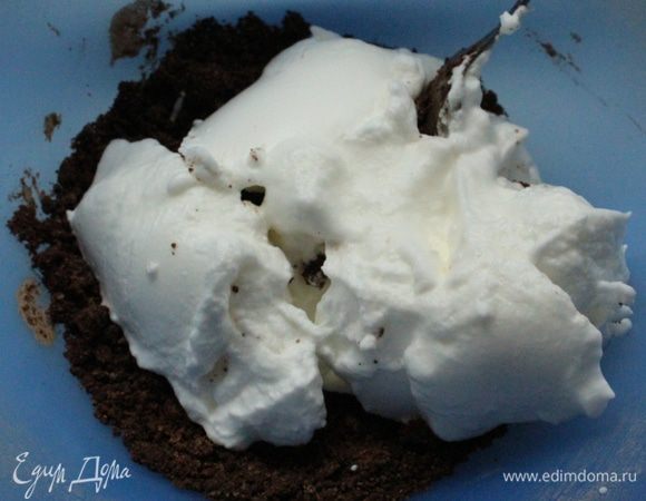 Белки взбить до устойчивых пиков, добавить сахар, масло и желтки. Ввести всё в сухую смесь и хорошо перемешать круговыми движениями.