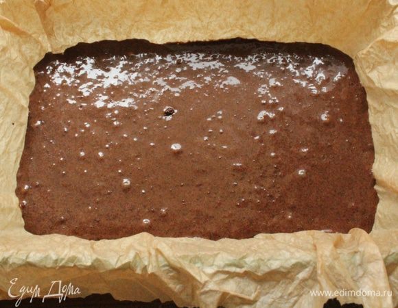 Вылить тесто в выстеленную пекарской бумагой форму и выпечь корж при температуре 180 градусов в течение 25 минут.