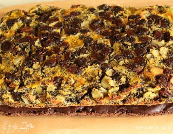 Сверху положить маковый корж.