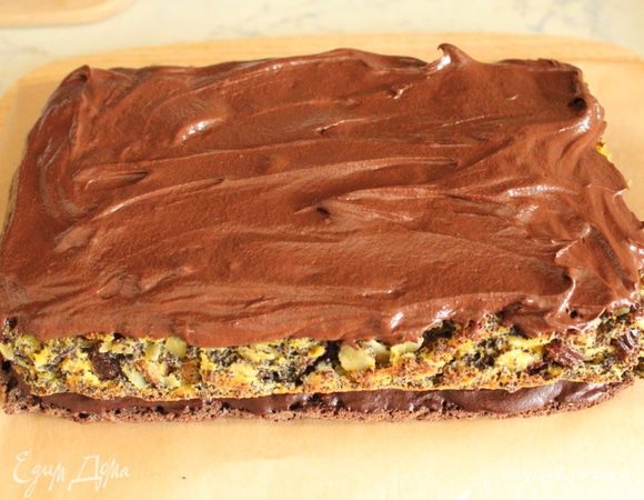 На маковый корж нанести крем.