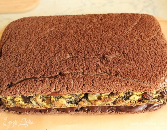 Накрыть вторым шоколадным коржом.