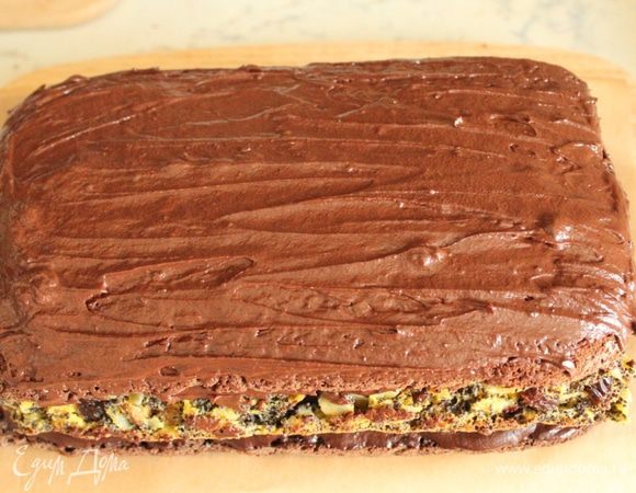 Нанести оставшийся крем на корж и посыпать шоколадной стружкой.