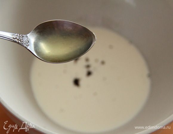 Соединить сливки, лимонный сок и ванильный экстракт. 