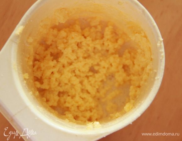 Взбить размягченное масло и сахар миксером. Добавить яйцо, соль и сливочную смесь, добавить молоко, перемешать до однородного состояния.