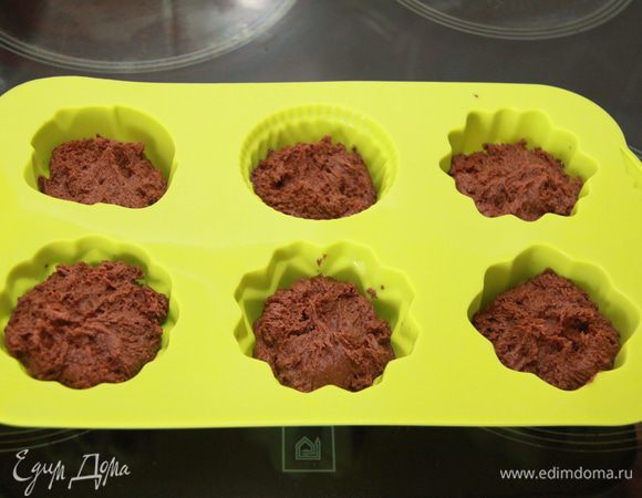  Выложить тесто в формочки или с помощью кондитерского мешка отсадить 16 холмиков. Выпекать при 160*С  15 минут. Готовые бисквиты остудить на решетке. 
