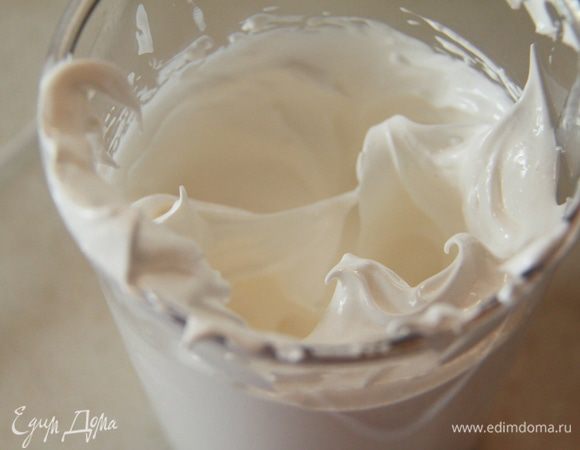  Взбить белки с солью. Добавить постепенно сироп, ванильный экстракт, пудру.