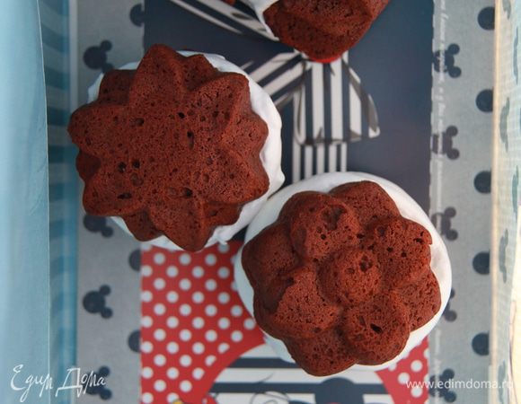  Зефир отсаживать кондитерским мешком на бисквит и закрывать второй половинкой бисквита.  Дать зефиру застыть. Очень шоколадный вкус!