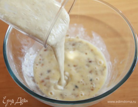 Добавьте банановое пюре.