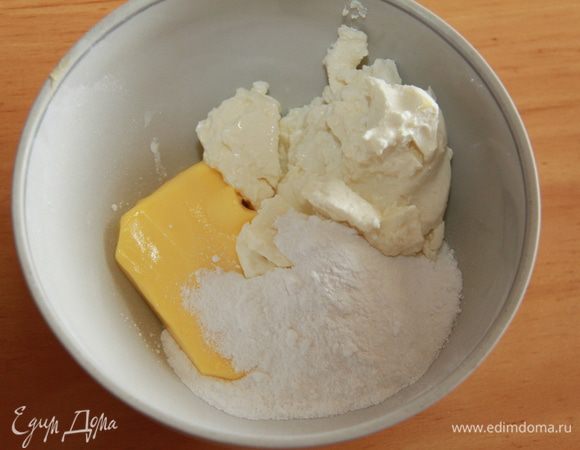 Взбейте размягченное сливочное масло, сахарную пудру и сливочный сыр в большой миске миксером.